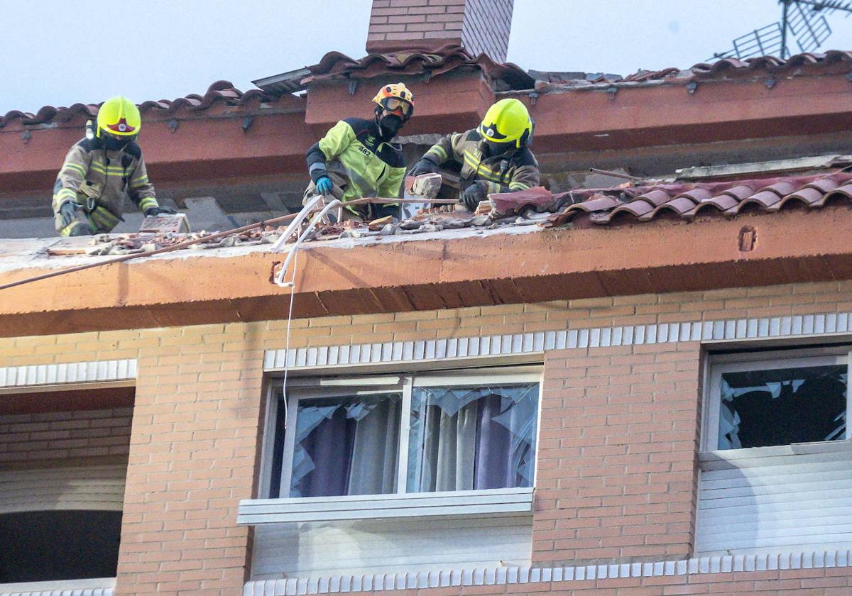 Los bomberos trabajando en el edificio de la explosión.