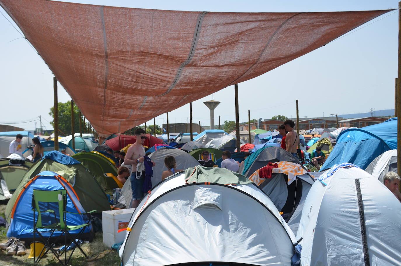 El camping del Holika está repleto