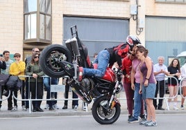 Las acrobacias y equilibrios de Emilio Zamora atraparon al público.