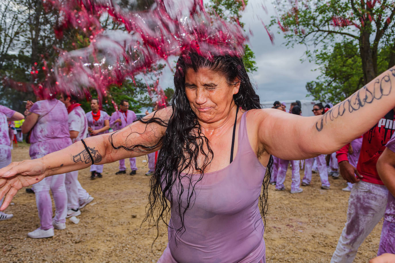 La Batalla del Vino de Haro tiñe los riscos