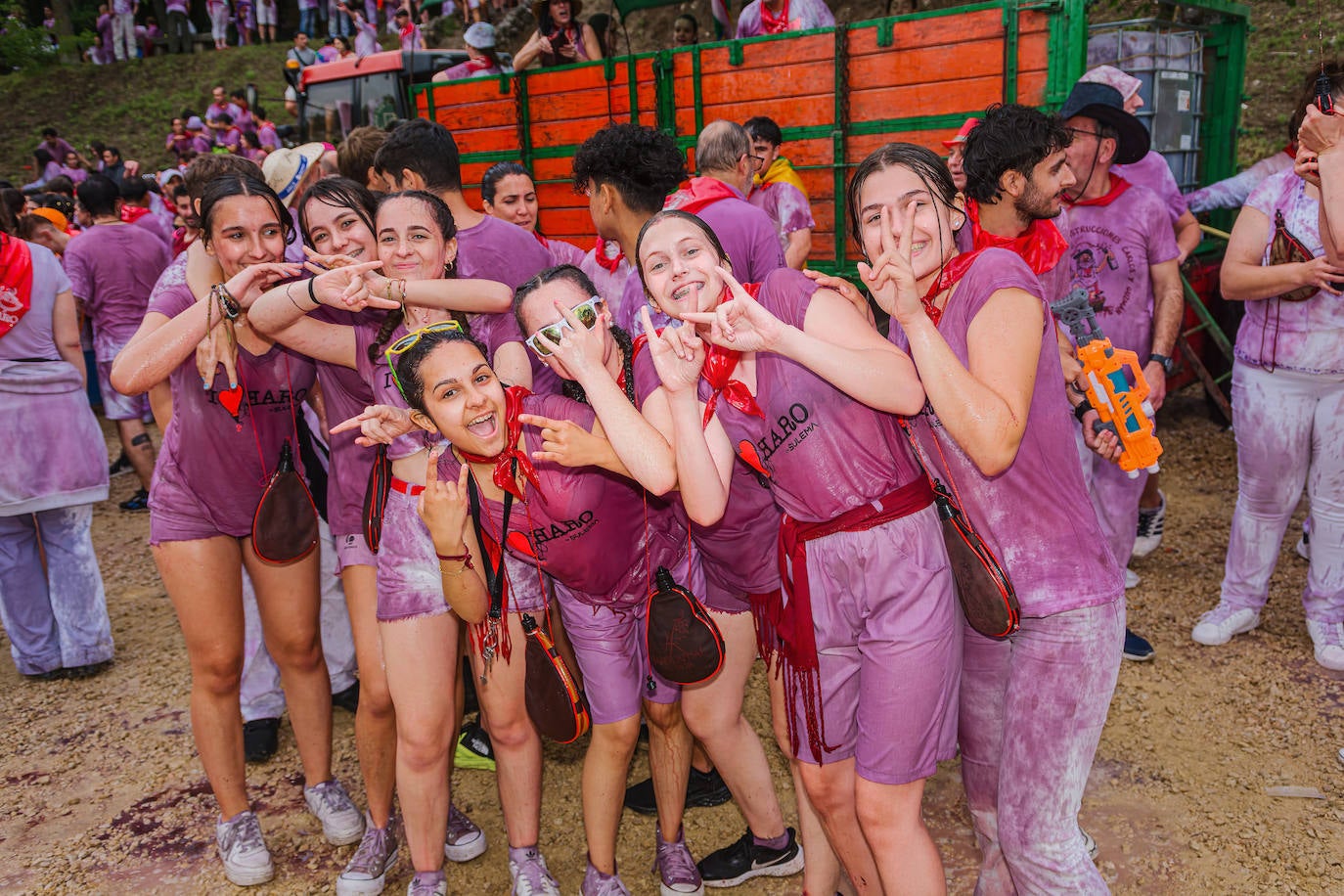 La Batalla del Vino de Haro tiñe los riscos