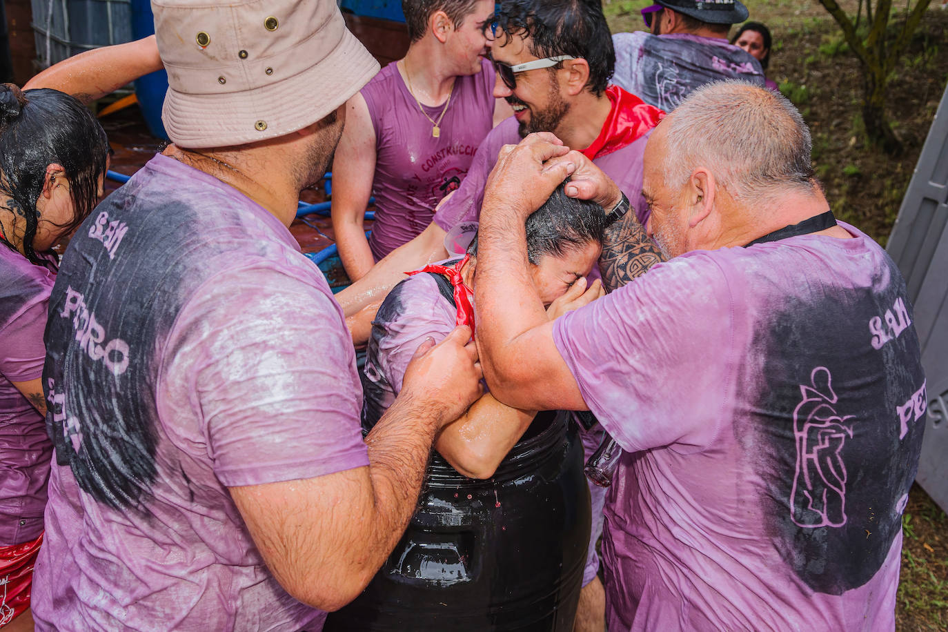 La Batalla del Vino de Haro tiñe los riscos