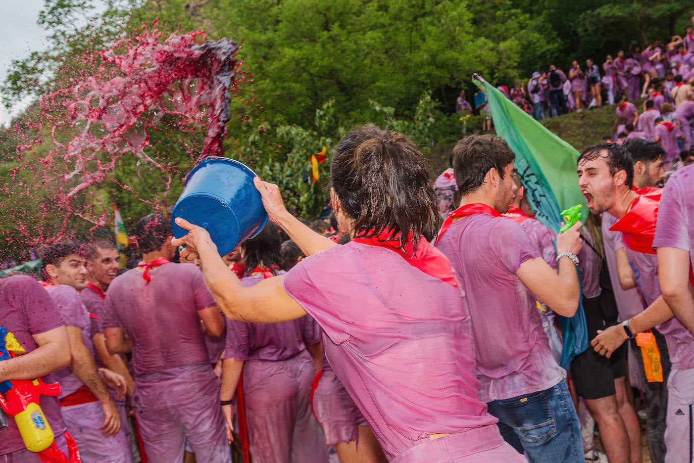 La Batalla del Vino de Haro tiñe los riscos