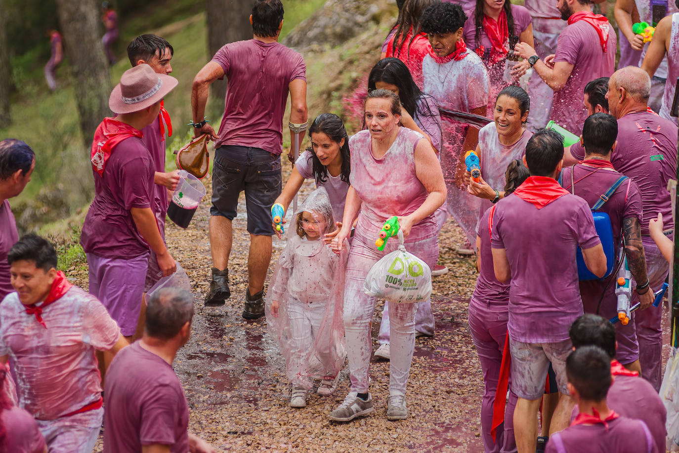 La Batalla del Vino de Haro tiñe los riscos