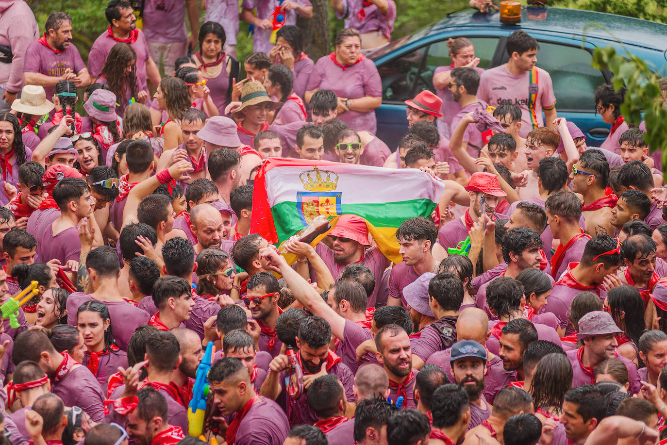 La Batalla del Vino de Haro tiñe los riscos