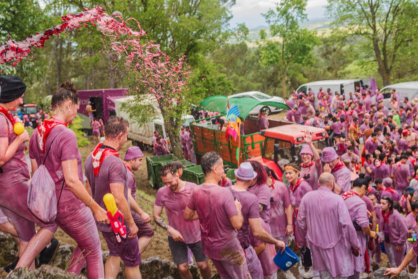 La Batalla del Vino de Haro tiñe los riscos