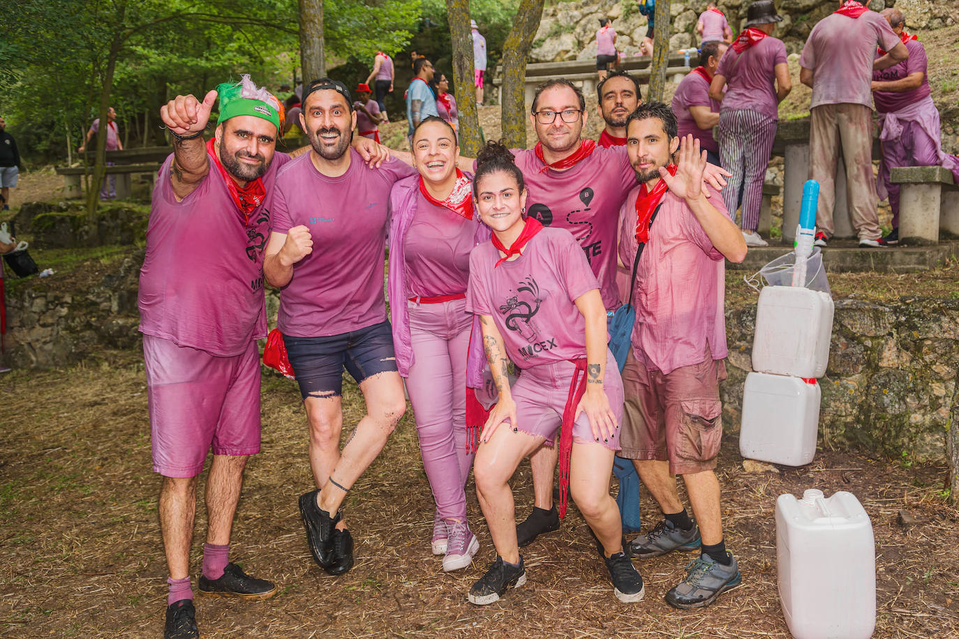 La Batalla del Vino de Haro tiñe los riscos