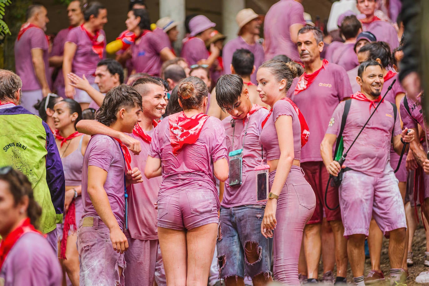 La Batalla del Vino de Haro tiñe los riscos