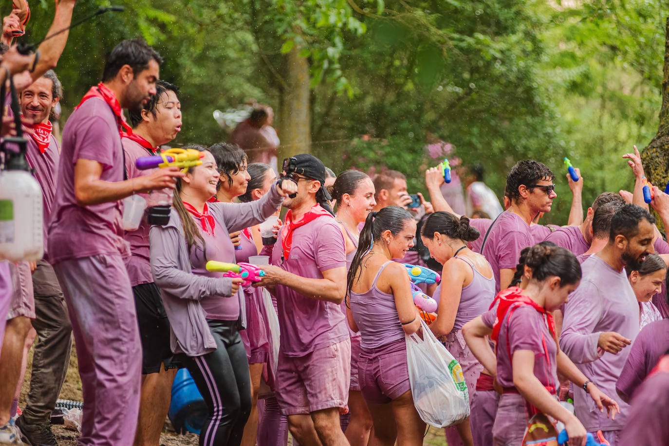 La Batalla del Vino de Haro tiñe los riscos