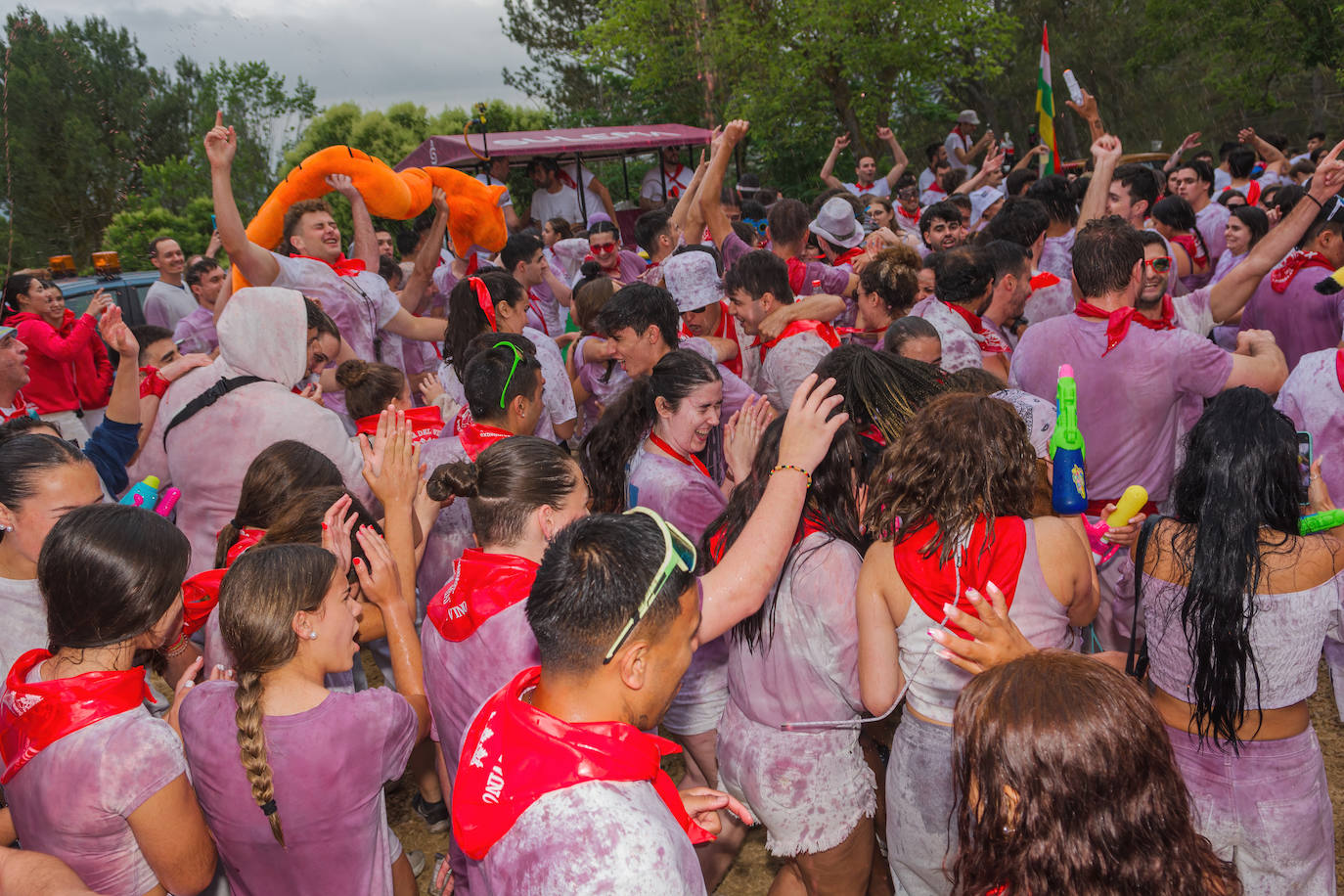 La Batalla del Vino de Haro tiñe los riscos