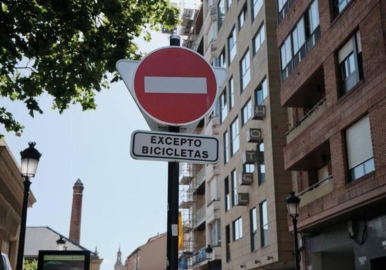 Señales como esta, en la entrada a Portales desde la fuente de Murrieta, serían necesarias en todas las vías de plataforma única (acceso restringido motorizado y prioridad peatonal) de Logroño.