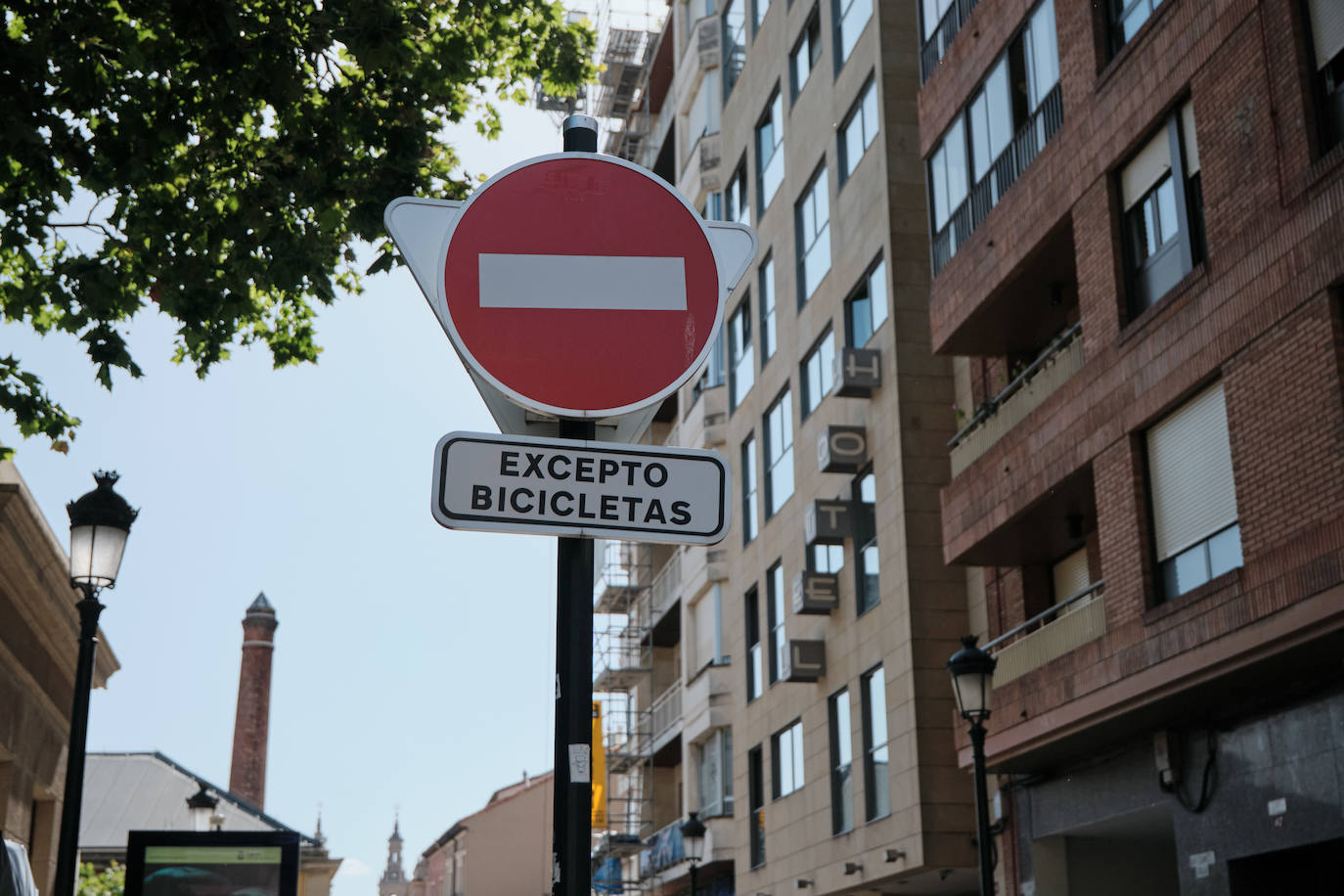 Señales como esta, en la entrada a Portales desde la fuente de Murrieta, serían necesarias en todas las vías de plataforma única (acceso restringido motorizado y prioridad peatonal) de Logroño.