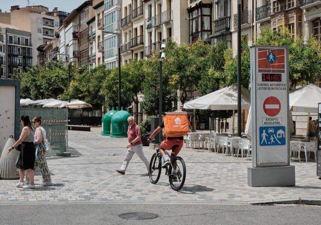 Bretón, última 'peatonal' con el doble sentido ciclista señalizado.