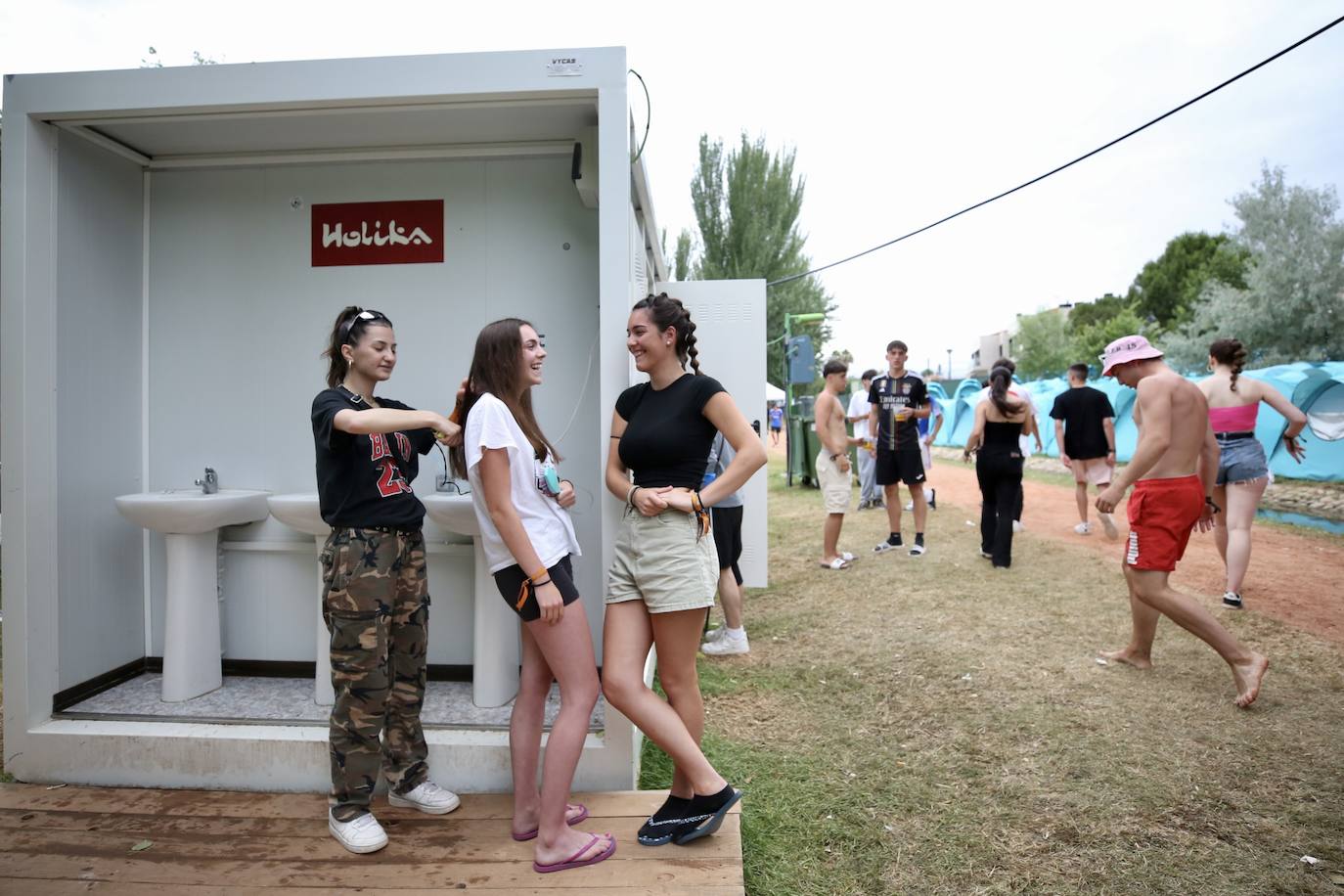 Preparativos para una noche de sábado en el Holika
