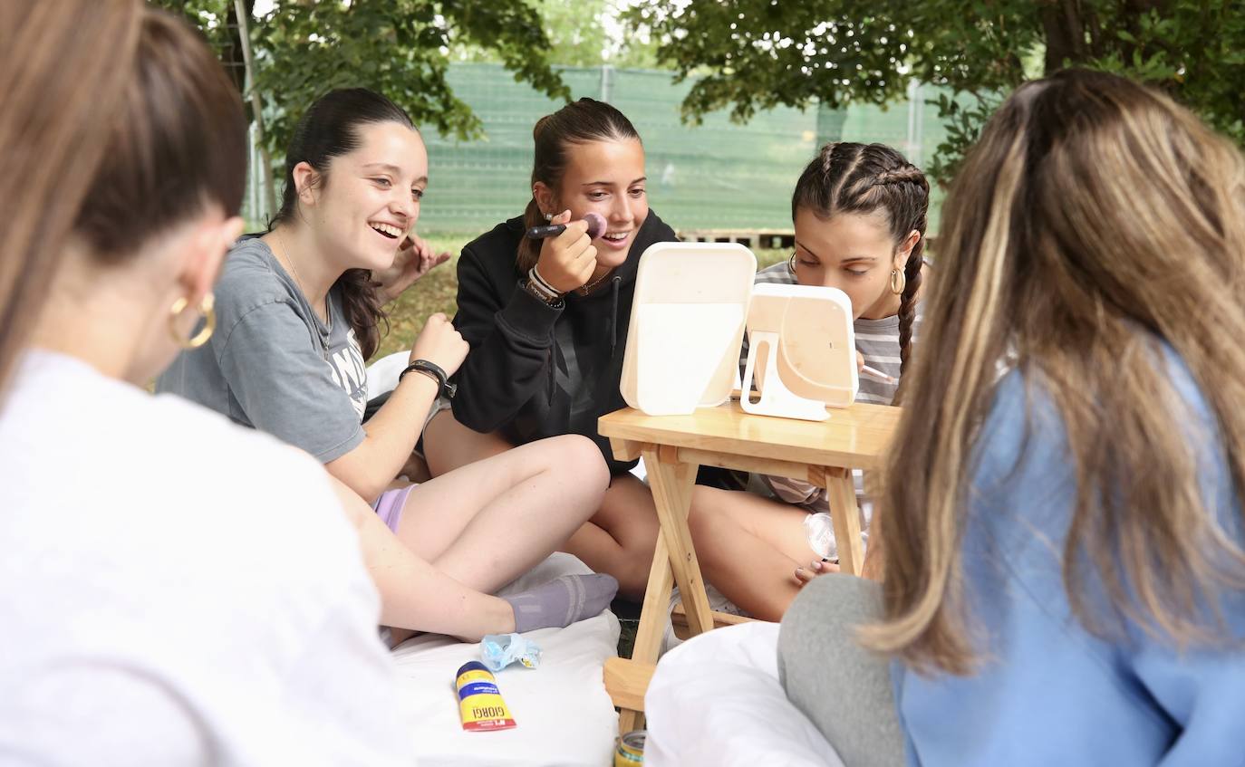 Preparativos para una noche de sábado en el Holika