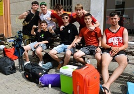 Grupo de jóvenes de Logroño, en un banco junto a la estación de Calahorra, a la espera del autobús de regreso a casa.