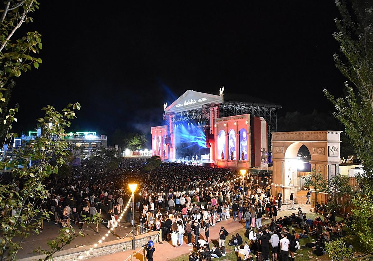 Escenario principal del Holika con el público llenando el recinto durante la actuación de Bryant Myers.