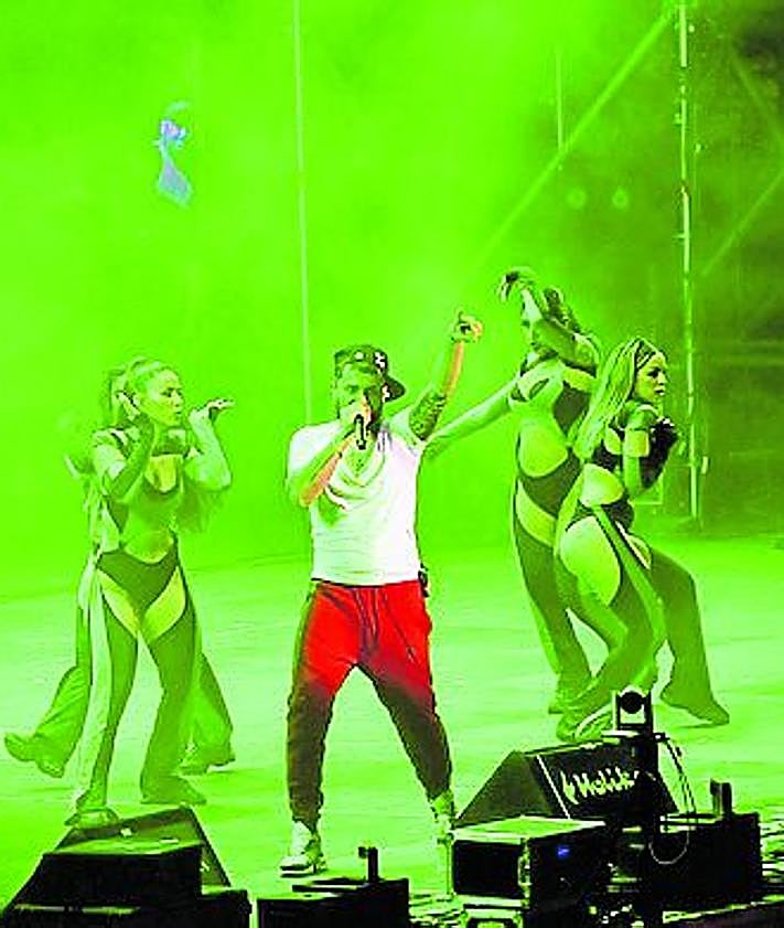 Imagen secundaria 2 - Final de la actuación de Funzo & Baby Loud (Izq.). El sevillano JC Reyes y sus bailarinas en el Holika (Der).