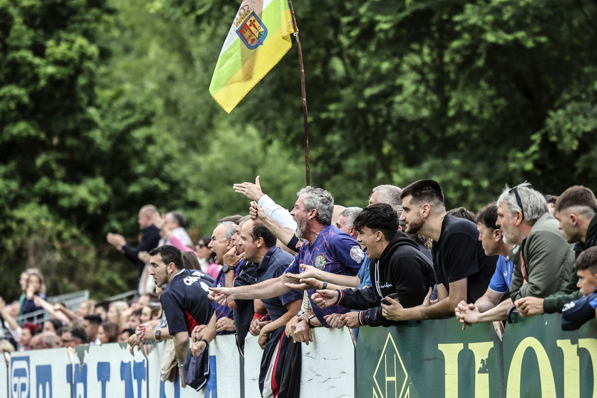 Aficionados del Anguiano, durante el partido en el que el equipo certificó el ascenso.