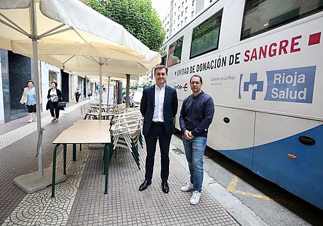 Juan Carlos Oliva y Carlos Sola, este martes ante el autobús del Banco de Sangre de La Rioja.