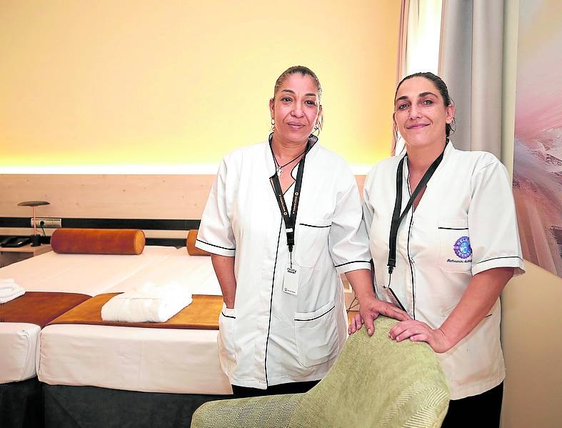 Marlenes y Alicia en una de las habitaciones del edificio principal.
