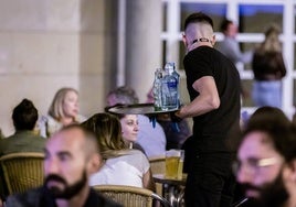 Un camamero sirve en una terraza de Logroño, en una imagen de archivo.