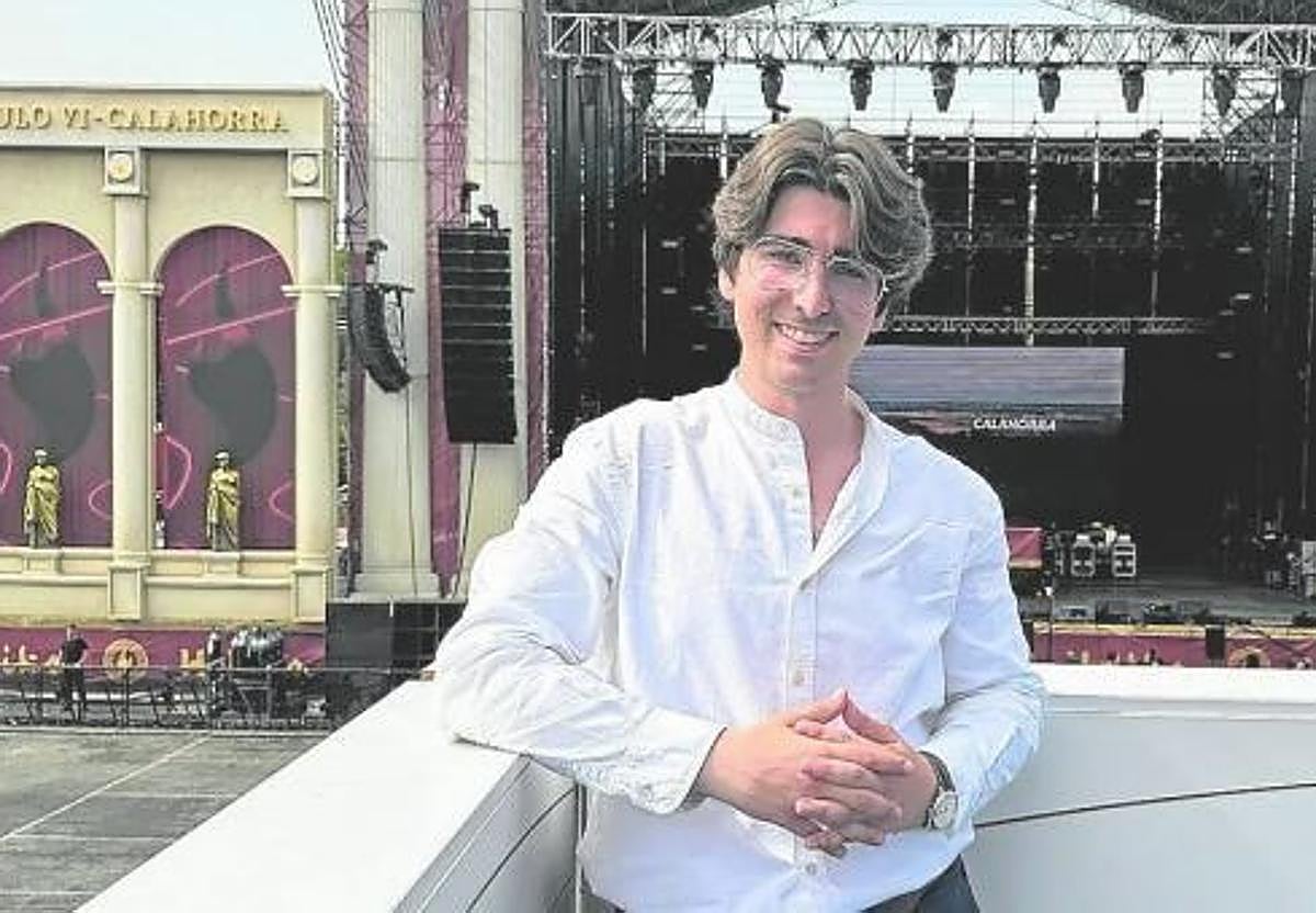 Mario Cornago, delante del escenario de Holika.