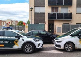 Dos vehículos de la Guardia Civil, a las puertas de un edificio de la calle Río Segura.