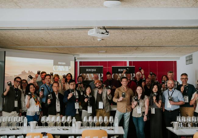 Los participantes en la cata del Consejo Regulador.