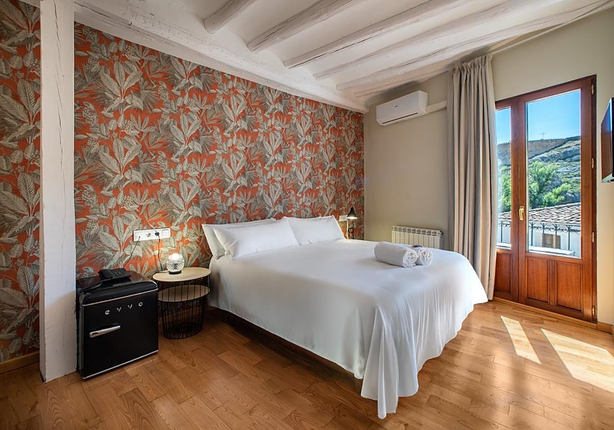 Una de las habitaciones del nuevo hotel de Cervera, decorada por el interiorista Gonzalo Sesma.