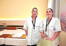 Marlenes y Alicia en una de las habitaciones del edificio principal.