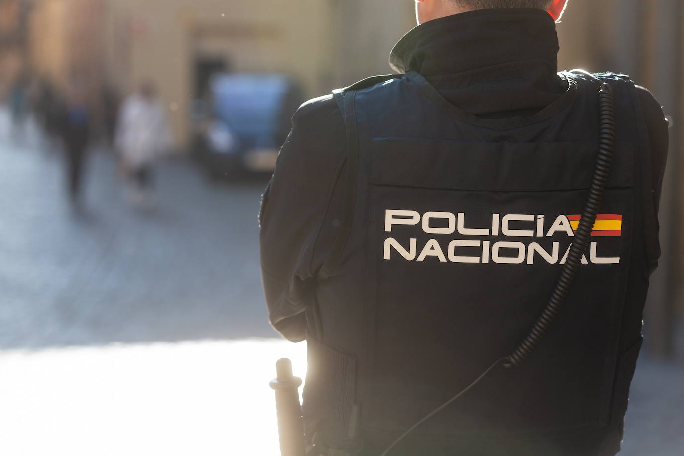 Intenta robar a su vecina descolgándose por un balcón