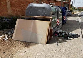 Estado de los contenedores de la avenida de San Pedro, días atrás.