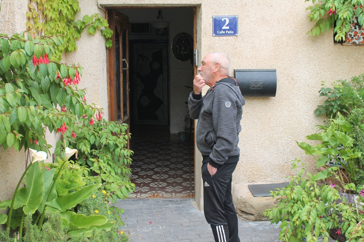 Una de las víctimas en la puerta de su casa, que fue desvalijada.