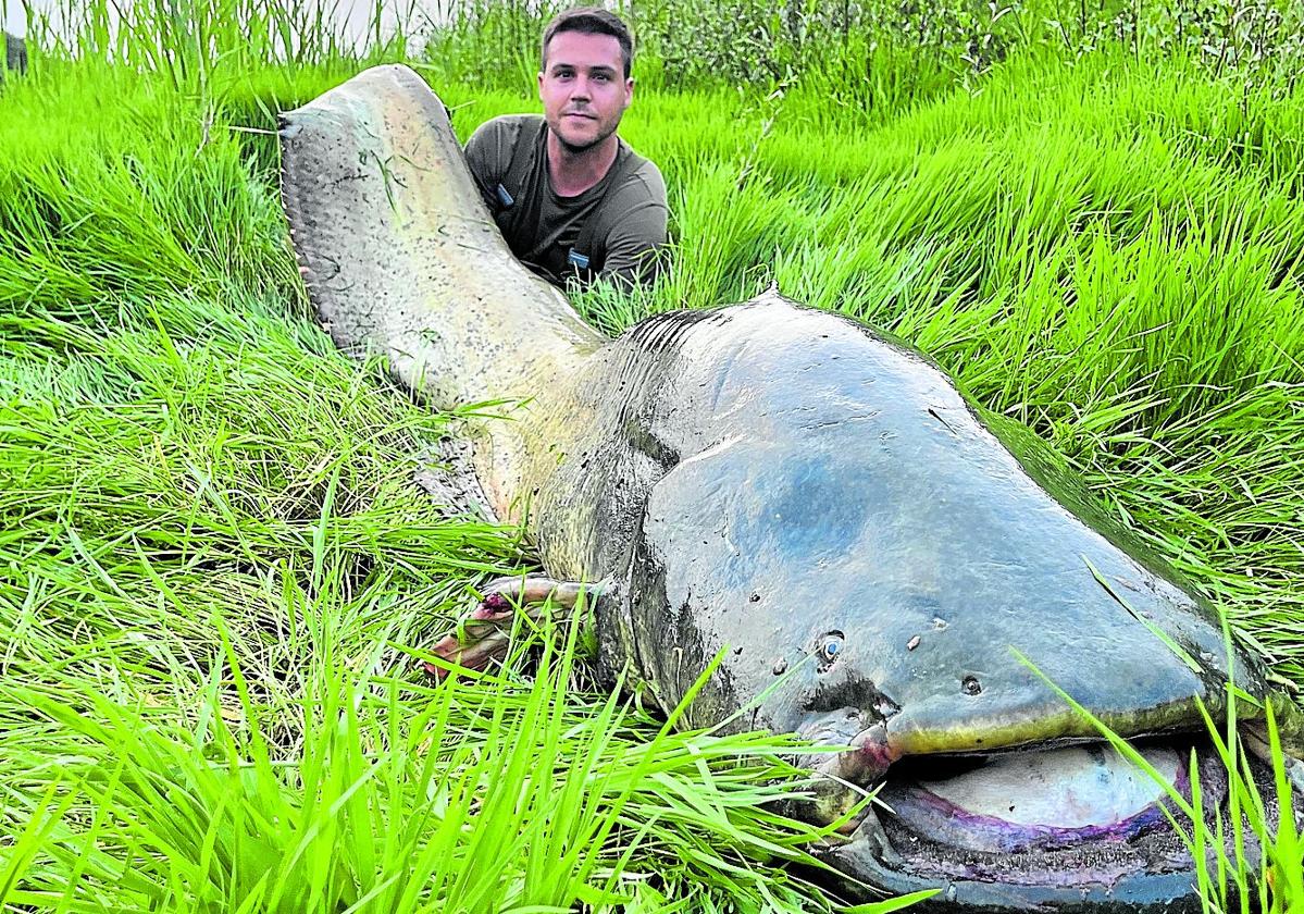 El alfareño Sergio Pérez, con el pez de 2,37 metros.