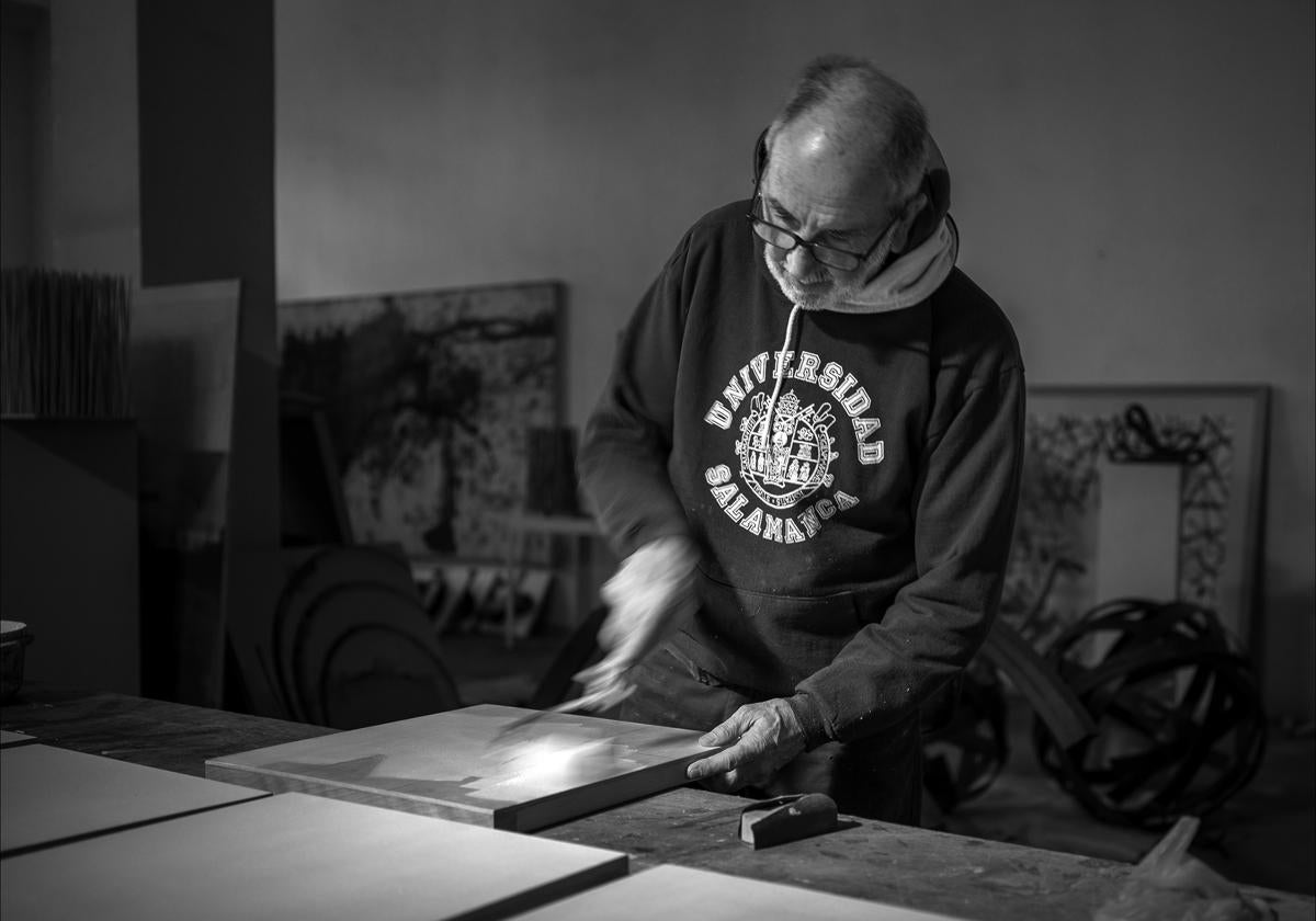 José Antonio Olarte trabajando en su estudio.