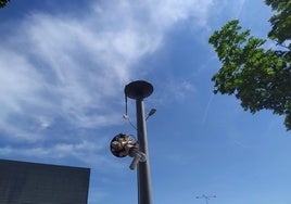 Una farola que ya no ilumina en la calle Sequoias, hoy en La Guindilla.