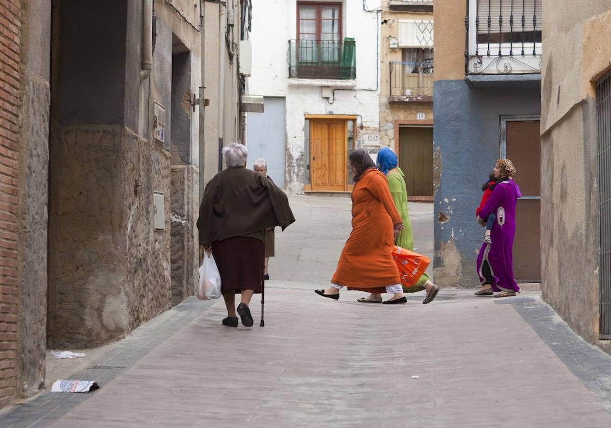 Un grupo de inmigrantes pasea por las calles de Autol.