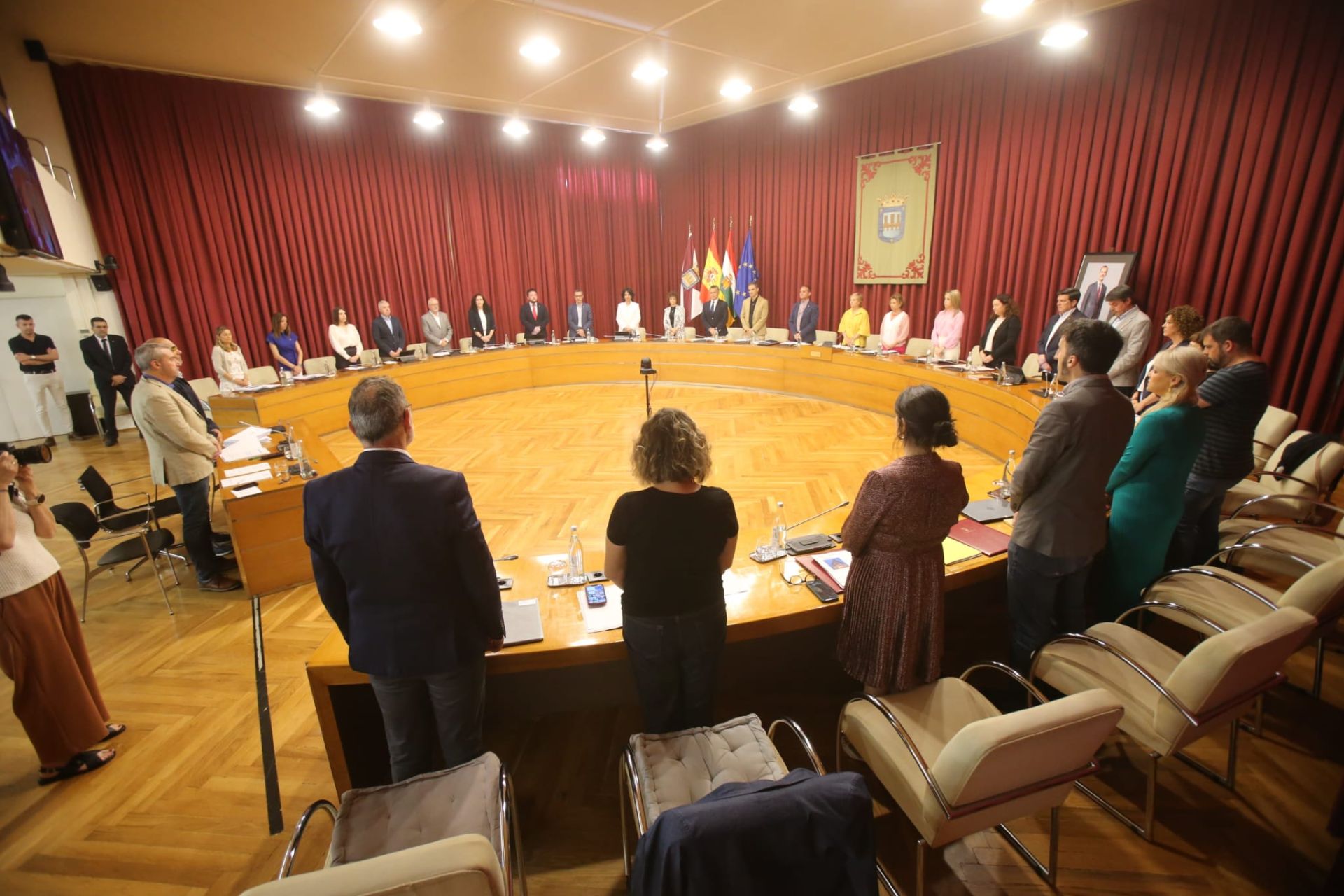 Minuto de silencio en memoria de Francisco Díaz Yubero, al inicio del pleno