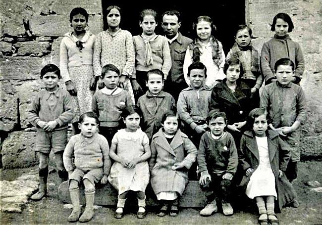El maestro Antonio Benaiges con los alumnos con los que tenía planeado viajar para conocer el mar.