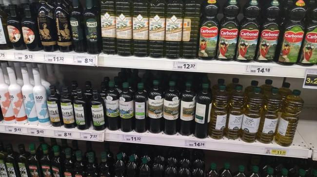 El Gobierno ha decidido rebajar el IVA del aceite de oliva, ¿cuál es el ahorro medio que supone en una botella?