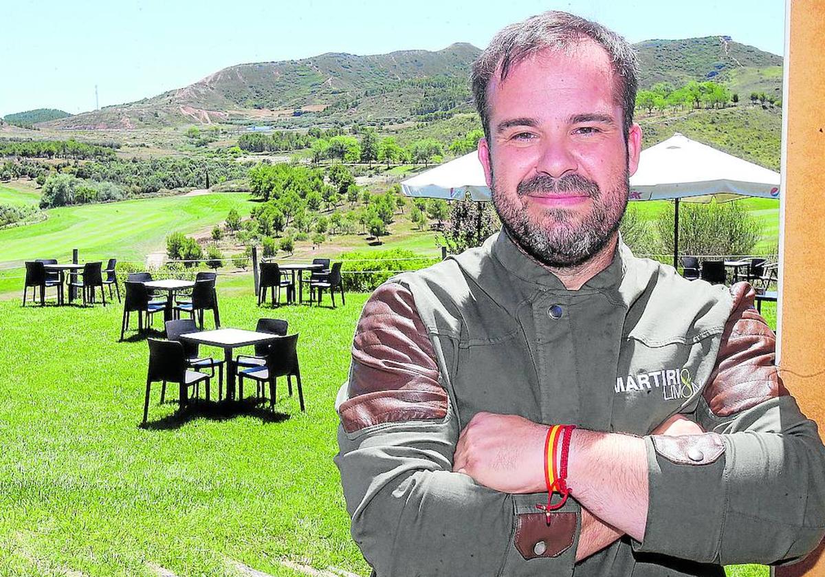 Ángel Urzay, en el campo de golf, con la terraza de Divot como fondo.
