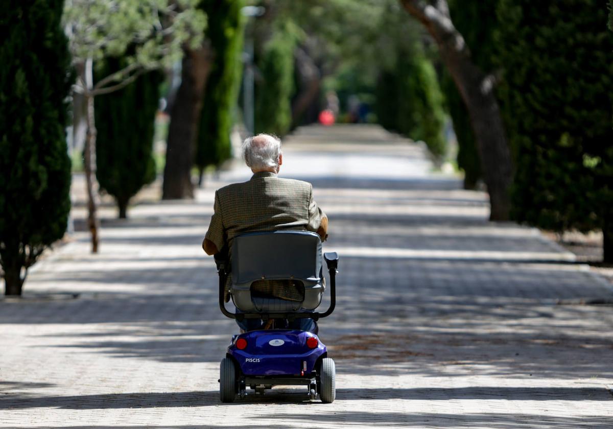 Un hombre con ELA se desplaza en silla de ruedas.