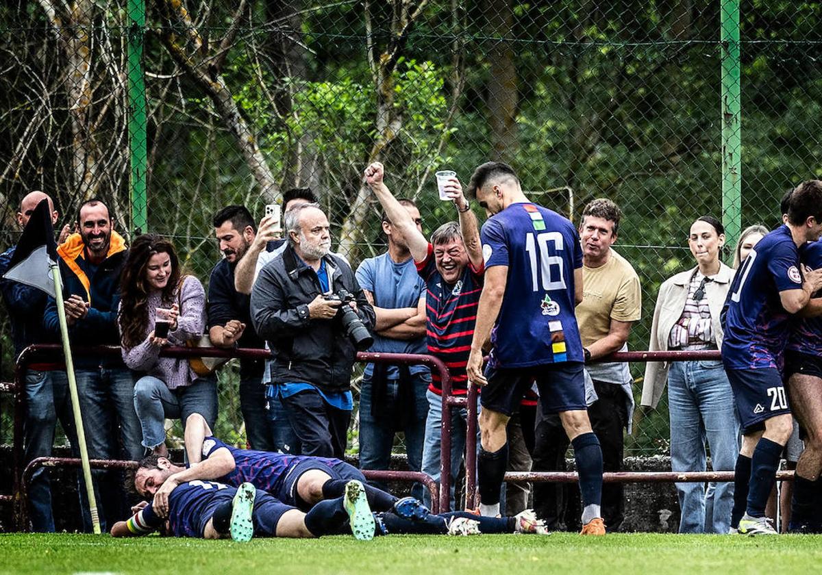 Samu (en el medio) mientras sus compañeros le abrazan celebrando un gol.