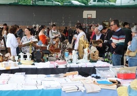 Numerosas personas acudieron el sábado a la feria, que vuelve a abrir este domingo en horario de mañana en el frontón.