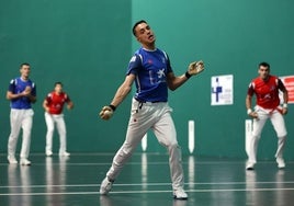 Zabala golpea la pelota con la derecha ante la atenta mirada de Ezkurdia