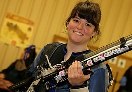 Paula Grande posa con su carabina durante una competición en Prado Salobre