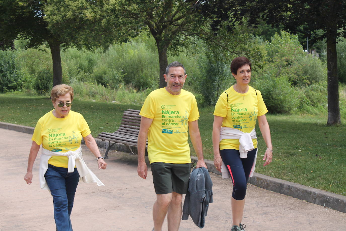 Las imágenes de la marcha solidaria contra el cáncer en Nájera
