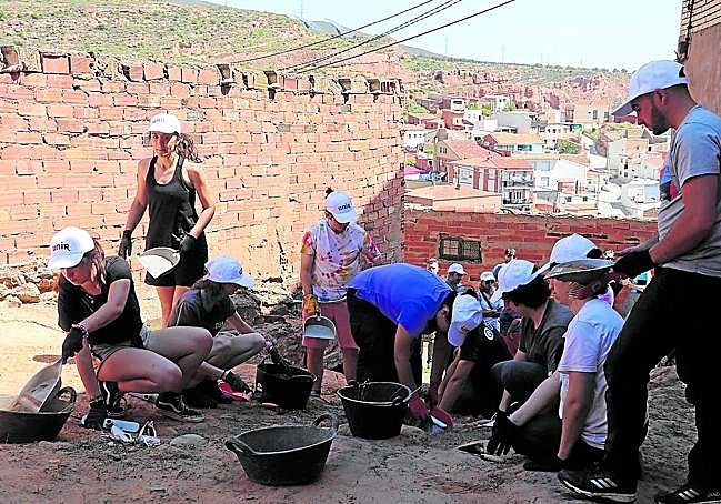 El primer campo de trabajo de UNIR en Arnedo reúne a nueve alumnos en el Cerro de San Miguel.