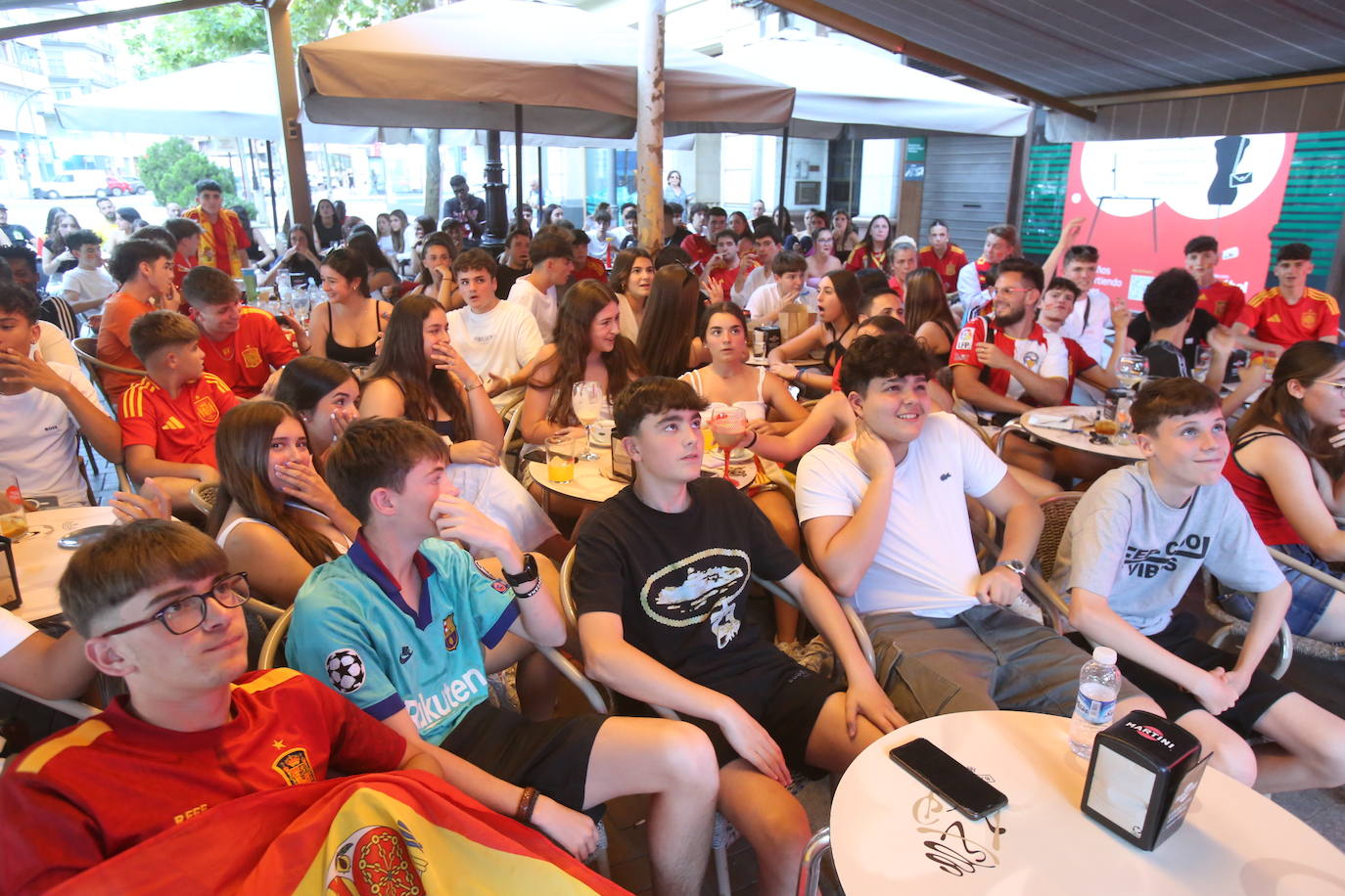 Los aficionados disfrutaron en las terrazas de Logroño de la semifinal